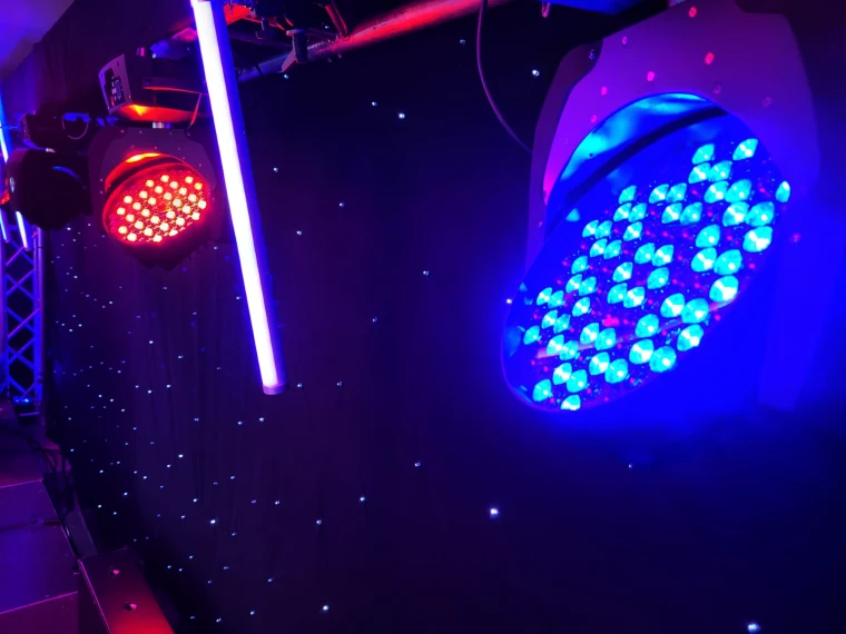 LED-Scheinwerfer in Blau und Rot